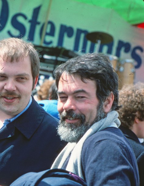 Zwei Teilnehmer bei einem Ostermarsch im Jahr 1982