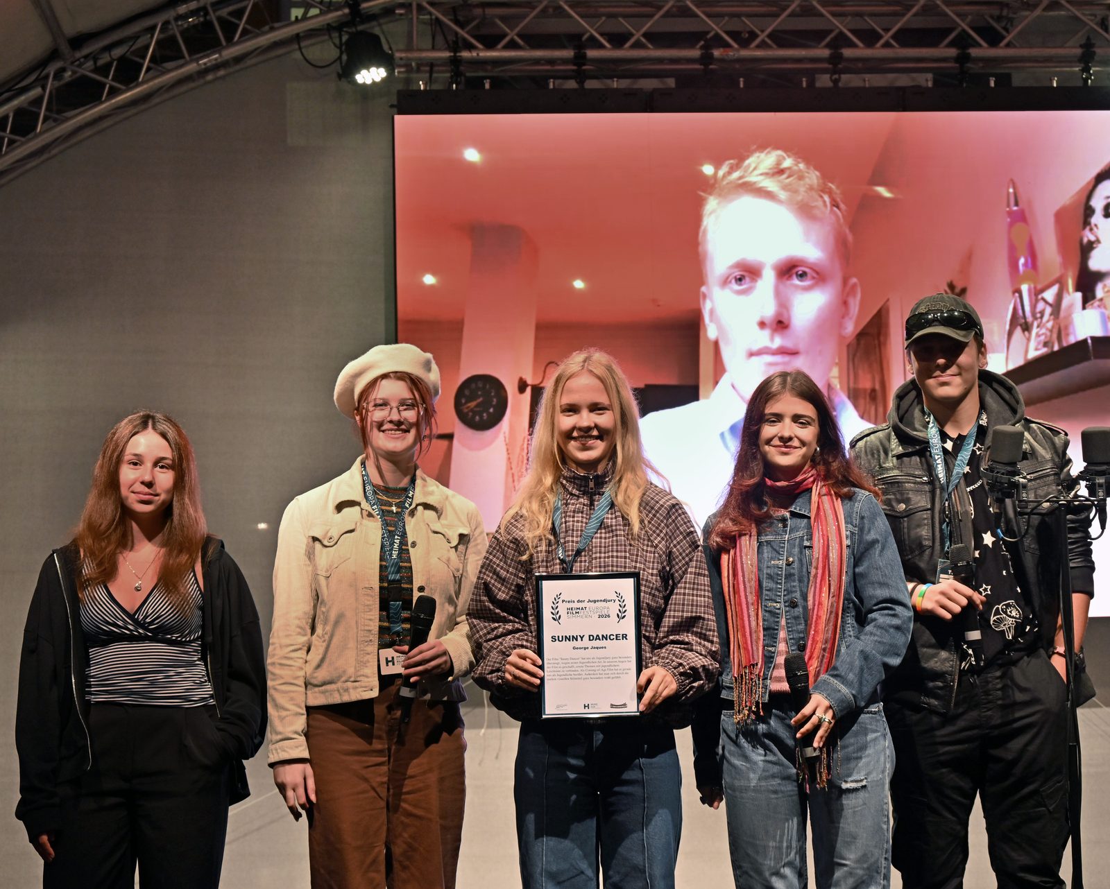 Die fünf Mitglieder der Jugendjury auf der Bühne mit der Urkunde für den Film SUNNY DANCER